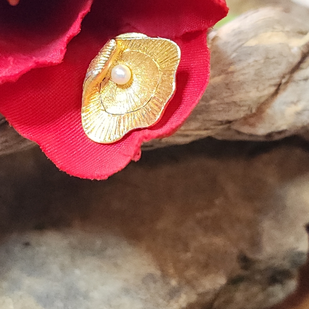 Vintage Gold Toned Oyster Shell With Faux Pearl Brooch Pin